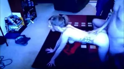 Ragazza magra si concede in varie posizioni