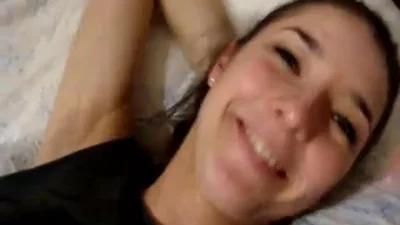 Brune mince a reçu une dose de sperme sur les lèvres vaginales