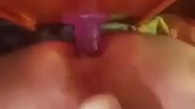 Moglie arrapata cavalca un dildo con l'ano e si tocca il clitoride