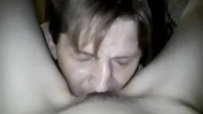 Ragazzo lecca la figa di sua moglie dopo che lei ha fatto sesso con il suo amante