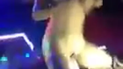 Stripper fue pasada de mano en mano en la despedida de soltero