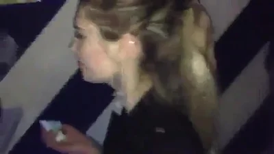 Chica en el club está chupando un plátano