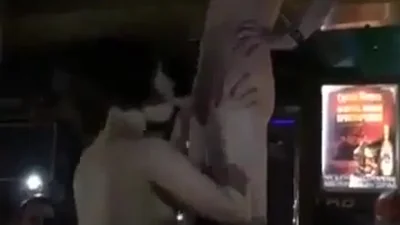 Минет на барной стойке в клубе