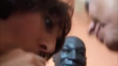 Due donne adulte e un uomo nero