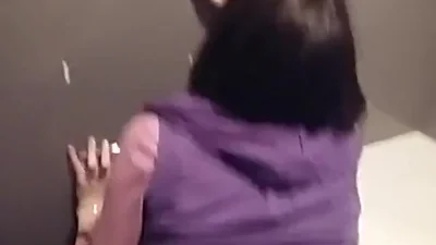 Polvo rápido en el portal con una joven