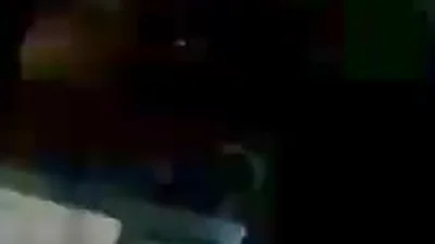 Tipa sta facendo un pompino in mezzo alla strada