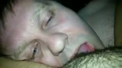 Homem bêbado está lambendo uma mulher peluda