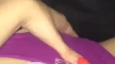 Si tocca la figa con le dita