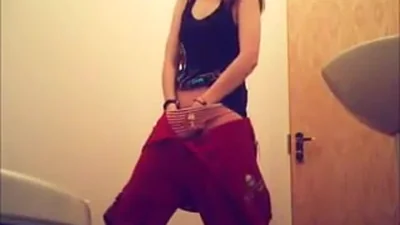 Si masturba la figa in bagno