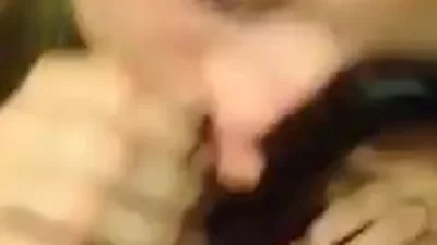 Bionda soddisfa l'ennesimo cavaliere con una fellatio maldestra