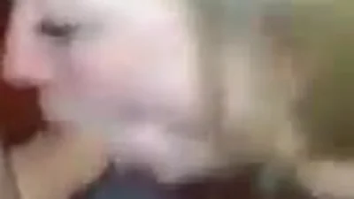 Tipo y su amigo se follaron a una rubia insaciable por ambos lados
