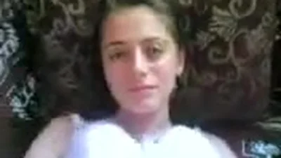 Femme azerbaïdjanaise sexy et stupide a des relations sexuelles avec un homme européen et se cache de la caméra avec ses mains