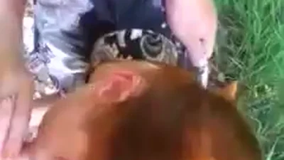 Me vine muy rápido mientras tenía relaciones sexuales con mi esposa en los arbustos.