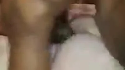 Potente uomo nero sta andando a letto con la moglie di un altro