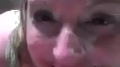 Él se folla a su mujer en cuatro y se corre en su cara