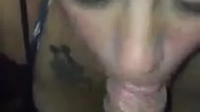 Ragazza tatuata succhia un cazzo