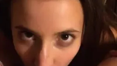 Mujer con curvas filma en primera persona cómo una joven le lame la vagina