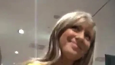 Scopare con una bionda nel centro commerciale