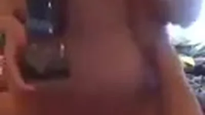 Seduta su un cazzo mentre fuma il narghilè