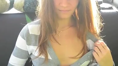 Ragazza si mette in mostra in macchina con la figa rasata