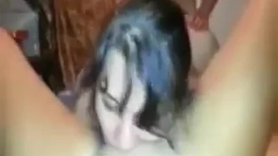 Troia ha scopato la figa di una ragazza cattiva a quattro zampe mentre faceva cunnilingus alla sua ragazza