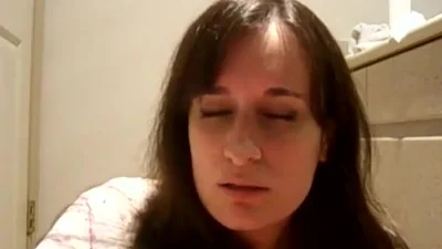 Il volto di una donna che raggiunge l'orgasmo durante la masturbazione