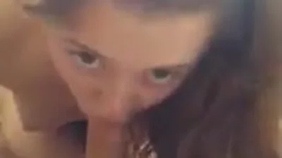 Lei ha succhiato ed è venuta sul pene