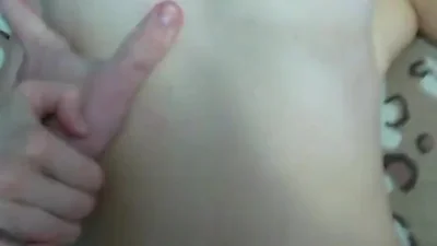 Tímida com a câmera, mas na cama é uma fera