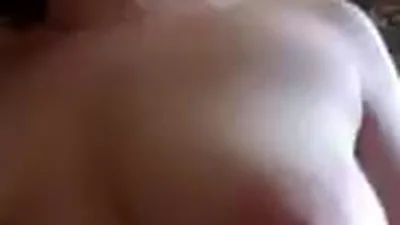 Capezzoli di una ragazza si gonfiano durante il sesso orale