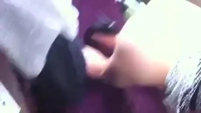 Donna ubriaca è tornata a casa con una bottiglia di vino nel culo
