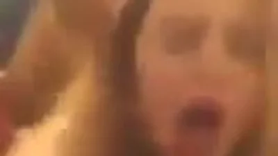Puta borracha gime mucho más fuerte mientras tiene sexo bajo los efectos del alcohol en una fiesta.