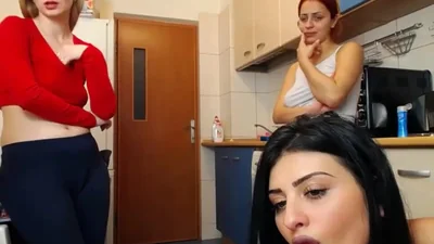 Três mulheres e um cara brincando na frente da webcam