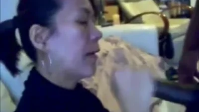 Donna asiatica pratica sesso orale e fa tea-bagging a un uomo nero