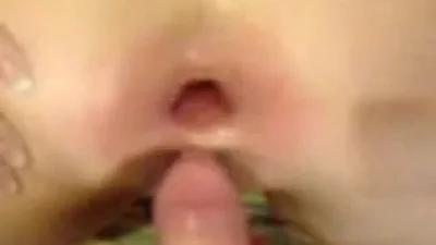 Après une longue séparation d'avec sa petite amie, un gars lui met sa bite dans les deux trous à la première personne.