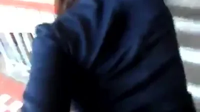 Garota fez sexo com um cara na entrada e se entregou a ele de quatro