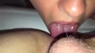 Marito si diverte a scopare la sua giovane moglie nel culo dopo averle praticato il rimming