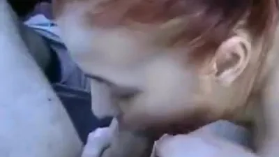 Troia rossa fa un pompino profondo e bavoso davanti alla telecamera in prima persona