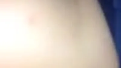 Chicos miran el coño de una chica borracha
