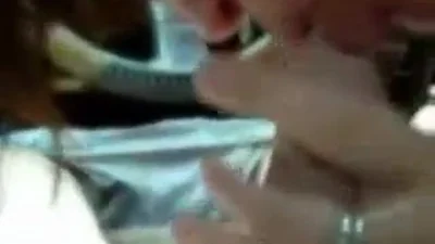 Fa un pompino al marito mentre guida