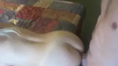 Loira pula no pau comprido do cara e dá pra ele de quatro