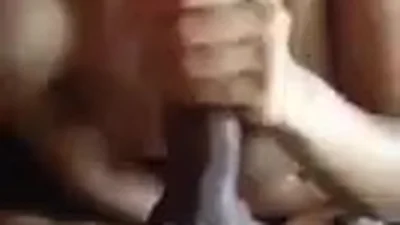 Rubia se ríe después de recibir esperma en la cara