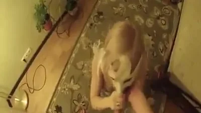Loira de máscara fez um boquete de joelhos
