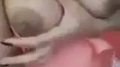 Chica cachonda se aprieta las tetas