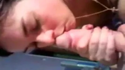 Ragazzo l'ha convinta a succhiare un cazzo e ha scopato una ragazza nella figa
