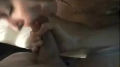Fille mince gémit même quand elle suce